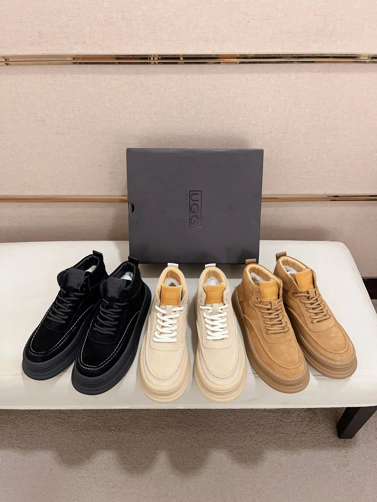 Factory price: 740💰North American men's shoes Ugg ☃️In the special sale of new high-quality men's shoes snow boots in autumn and winter, the nemesis of extreme cold weather! Made of cowhide leather, merino wool lining, and original outsole, whether driving, outdoor or daily wear, there is always one that suits you! Code number 39-44